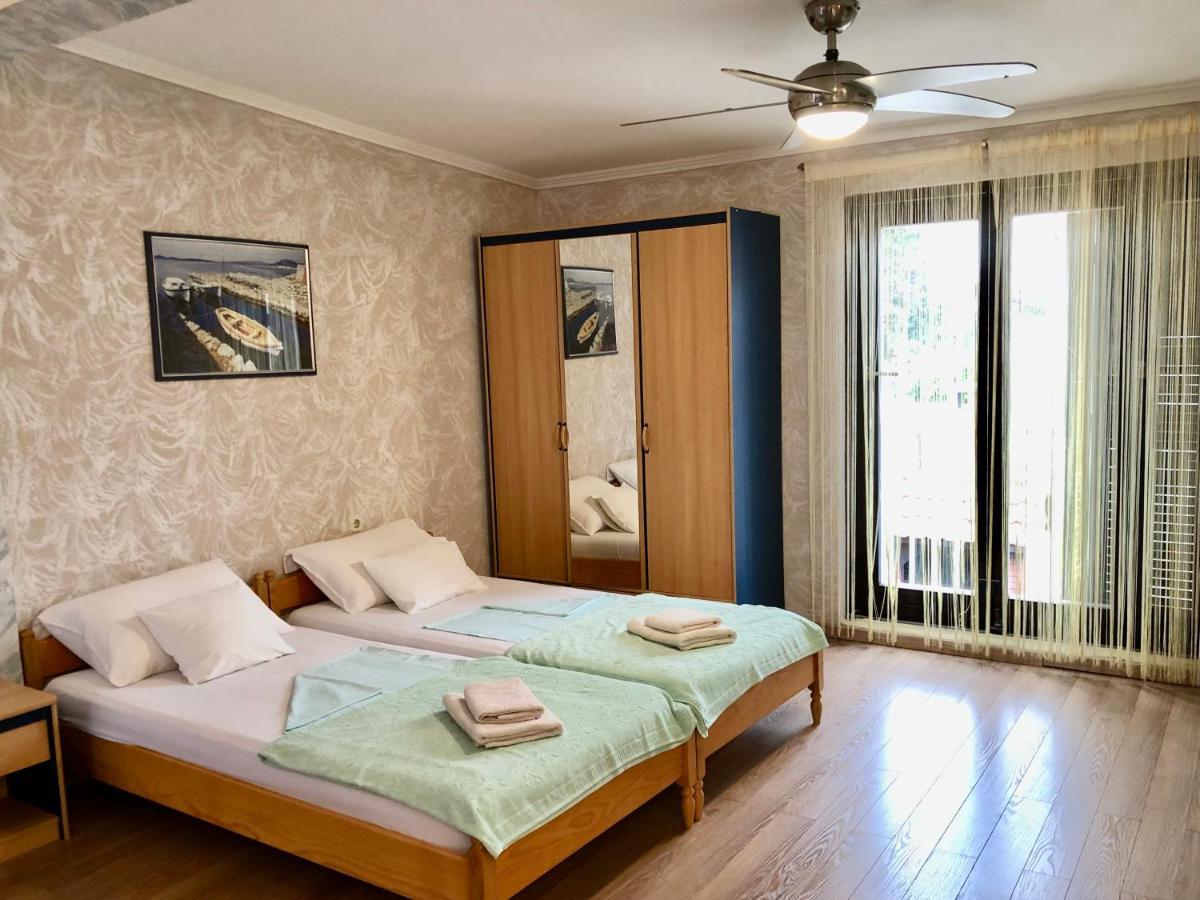 Apartments Pine & Oak With Shared Seasonal Hot Tub Privlaka  Exteriér fotografie