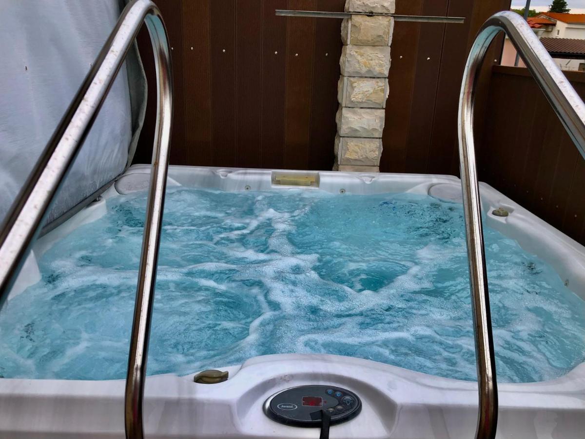 Apartments Pine & Oak With Shared Seasonal Hot Tub Privlaka  Exteriér fotografie