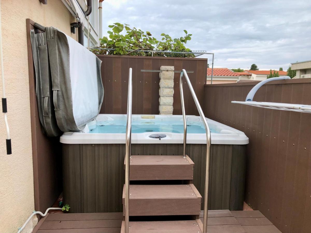 Apartments Pine & Oak With Shared Seasonal Hot Tub Privlaka  Exteriér fotografie