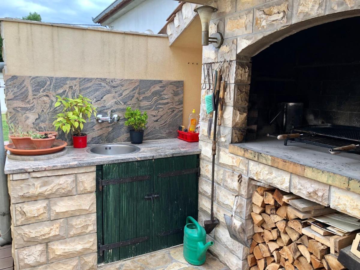 Apartments Pine & Oak With Shared Seasonal Hot Tub Privlaka  Exteriér fotografie