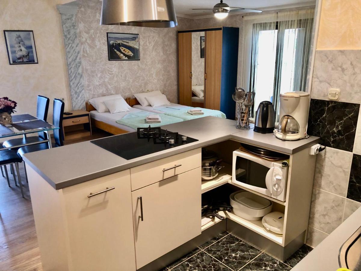Apartments Pine & Oak With Shared Seasonal Hot Tub Privlaka  Exteriér fotografie